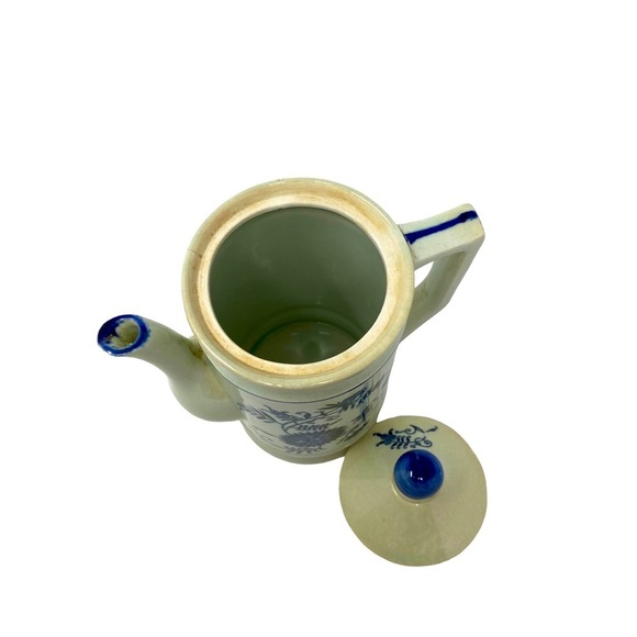 Blue and White Vintage Teapot. - Picture 7 of 9